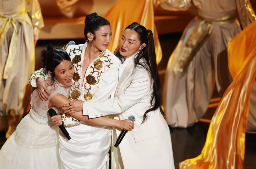 <i>(De izquierda a derecha) Rei Ami, EJAE y Audrey Nuna interpretan la canción original nominada "Golden" de la película de K-Pop Demon Hunters durante la 98.ª ceremonia anual de los Premios Óscar en el Dolby Theatre de Los Ángeles, California, EE. UU., el 15 de marzo de 2026. EFE/EPA/CHRIS TORRES</i>