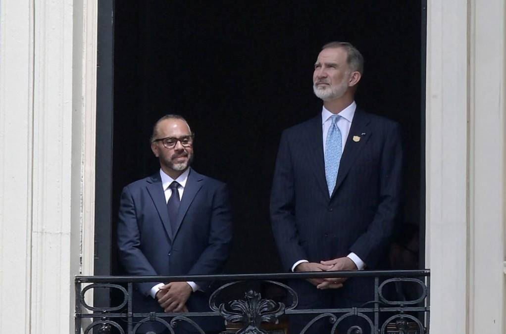 <i>El rey de España Felipe VI (R) y el presidente del Congreso, Ernesto Castro, durante la ceremonia de toma de posesión del presidente de El Salvador, Nayib Bukele, en el Palacio Nacional en el centro de San Salvador el 1 de junio de 2024. (Foto de Óscar Rivera/AFP)</i>