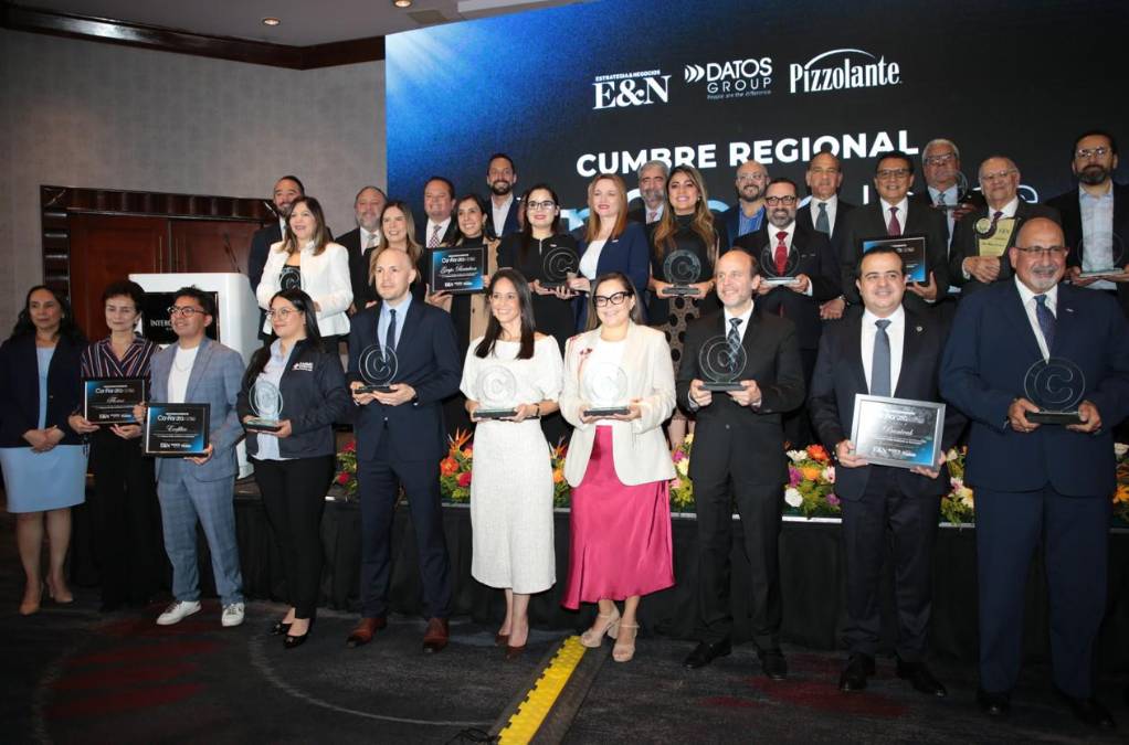 <i>Huella Regional destaca a las organizaciones que, además de generar confianza en sus mercados, han logrado trascender fronteras y construir una huella de confianza en la región. Los reconocimientos fueron entregados por Jorge Canahuati, presidente de Opsa-E&amp;N; Lizza Bobadilla, gerente audiencias y Velia Jaramillo, editora general E&amp;N. FOTOS JOSÉ CARLOS FLORES - E&amp;N</i>
