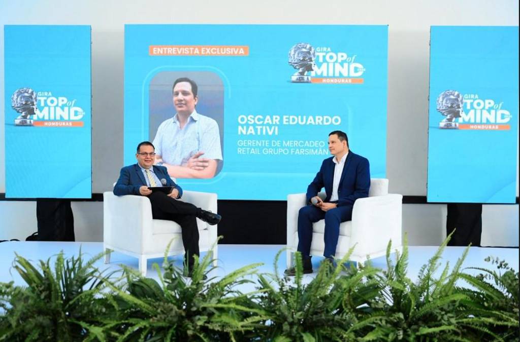 <i>Oscar Nativí, gerente mercadeo retail de Grupo Farsiman, indicó que la IA ha potenciado la capacidad de conocer a los consumidores para su marca. Modera Carlos Arturo Nolasco.</i>