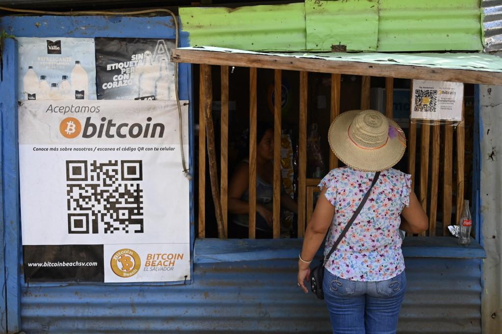 Una mujer compra en una pulpería que acepta bitcóins en la localidad de El Zonte, departamento de La Libertad, en El Salvador.