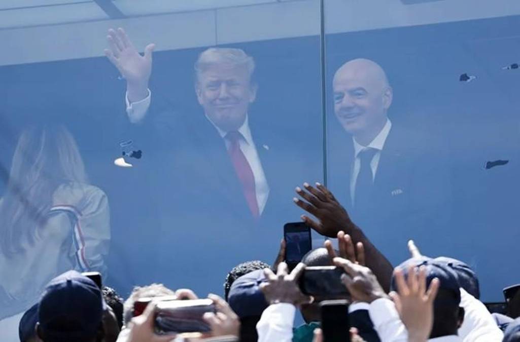 El presidente de EE.UU., Donald Trump, saluda junto al presidente de la FIFA, Gianni Infantino, este domingo, en la final del Mundial de la FIFA 2026 entre España y Argentina en el estadio MetLife en East Rutherford (NJ, EE.UU.). EFE/ Lavandeira Jr