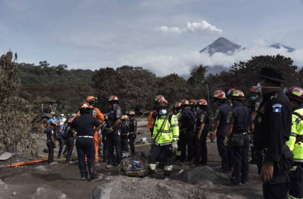 Bomberos municipales recuperan un cuerpo en la San Miguel Los Lotes, Escuintla/ AFP PHOTO / Johan ORDONEZ.