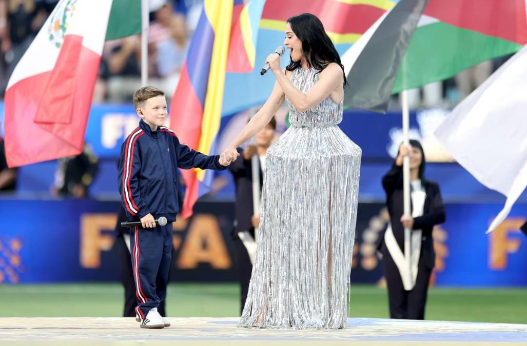 La cantante estadounidense Katy Perry y el cantante noruego Tius Luka (izquierda) actúan durante el espectáculo previo al partido de la fase de grupos de la Copa Mundial de la FIFA 2026 entre Estados Unidos y Paraguay, en Los Ángeles, California, Estados Unidos, el 12 de junio de 2026. EFE/EPA/CHRIS TORRES