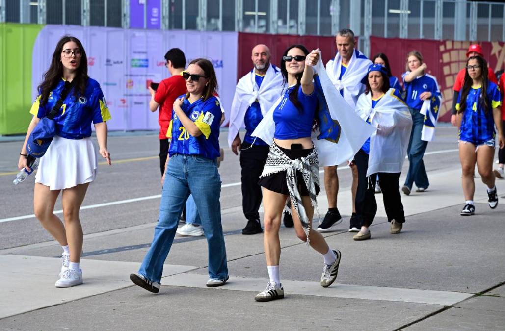 <i>Los hinchas de Bosnia y Herzegovina, listos para el juego ante Canadá en el Toronto Stadium por el Mundial de Fútbol 2026. EFE/EPA/EDUARDO LIMA</i>