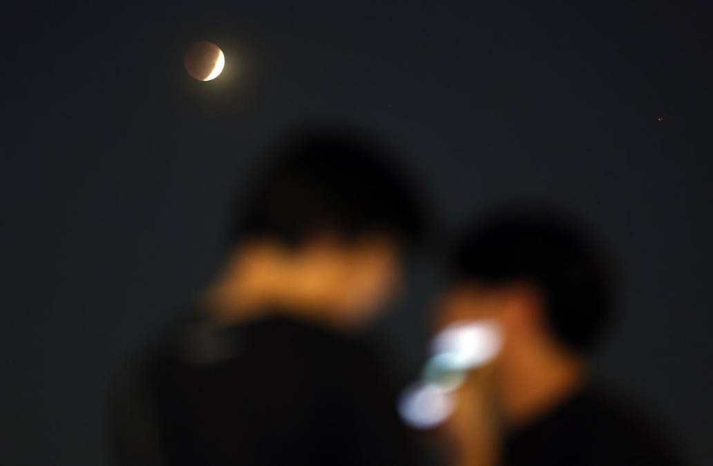 <i>Observación de la Luna de Sangre durante un eclipse lunar total en Bangkok, Tailandia, el 3 de marzo de 2026. Un eclipse lunar total ocurre cuando la Tierra se interpone entre la luna llena y el sol, lo que provoca que la luna llena aparezca con un brillo rojizo, conocido como Luna de Sangre. (Tailandia) EFE/EPA/RUNGROJ YONGRIT</i>