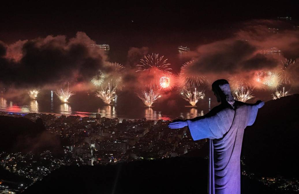 <i>RÍO DE JANEIRO (BRASIL), 31/12/2024.- Fotografía aérea que muestra fuegos artificiales desde el Monumento del Cristo Redentor durante las celebraciones del Año Nuevo, este martes en la playa de Copacabana, en Río de Janeiro (Brasil). EFE/Antonio Lacerda</i>