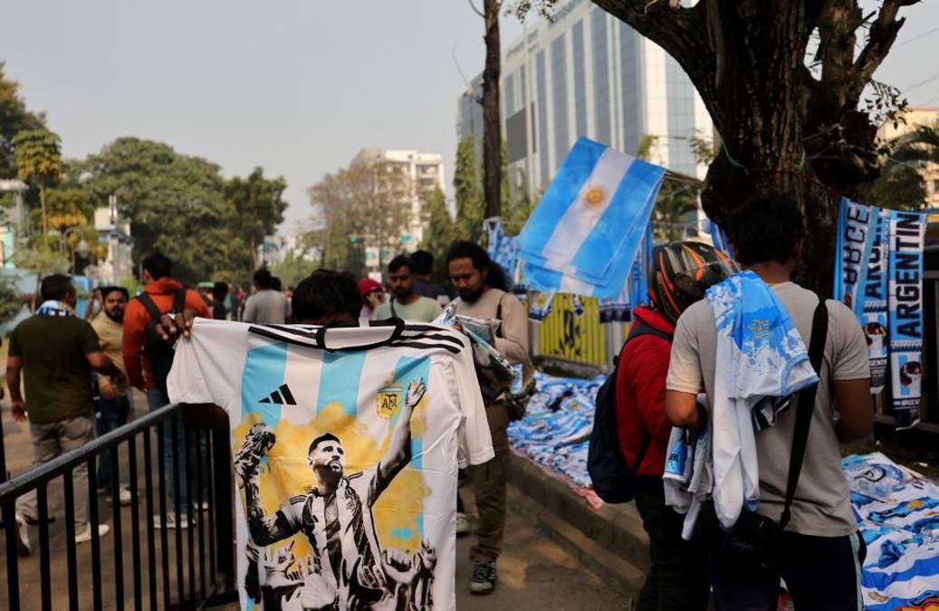 Las autoridades de la India anunciaron este sábado una investigación tras los disturbios que obligaron a evacuar al futbolista Lionel Messi de un estadio en la ciudad occidental de Calcuta, un incidente que ha derivado en acusaciones de corrupción política y estafa contra los organizadores. EFE/EPA/PIYAL ADHIKARY