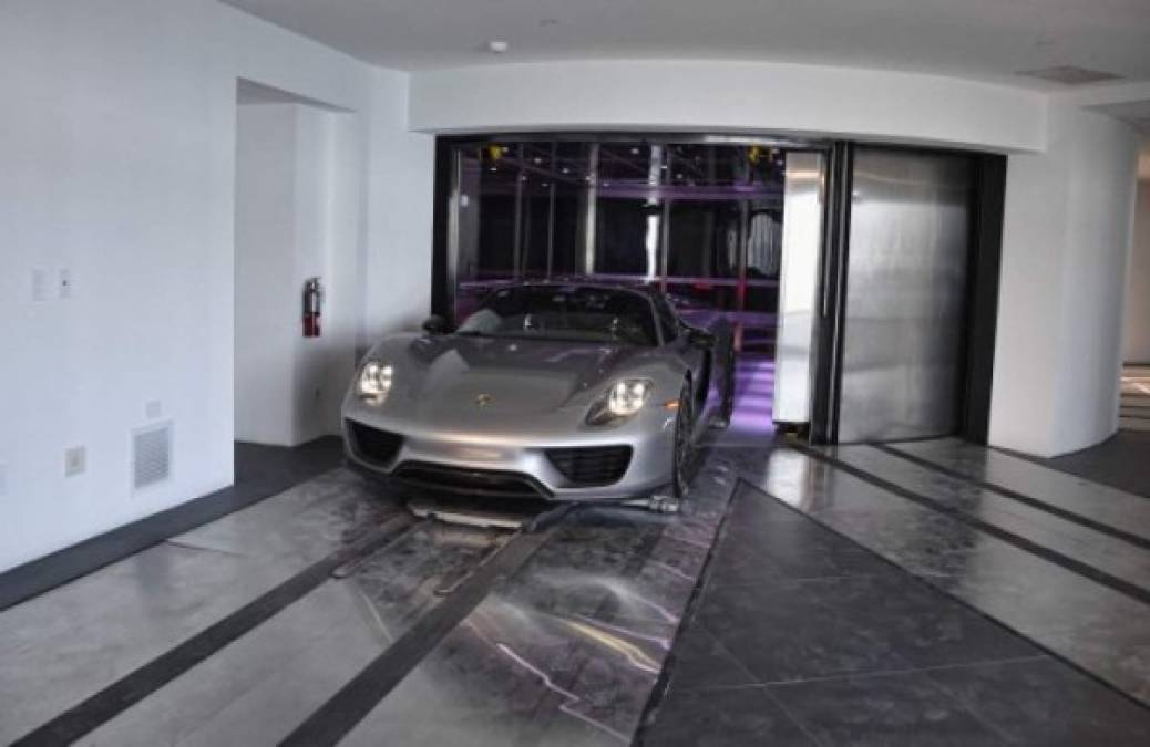 ¿Estacionar un Porsche en la sala? Sí, en la Porsche Design Tower en Miami