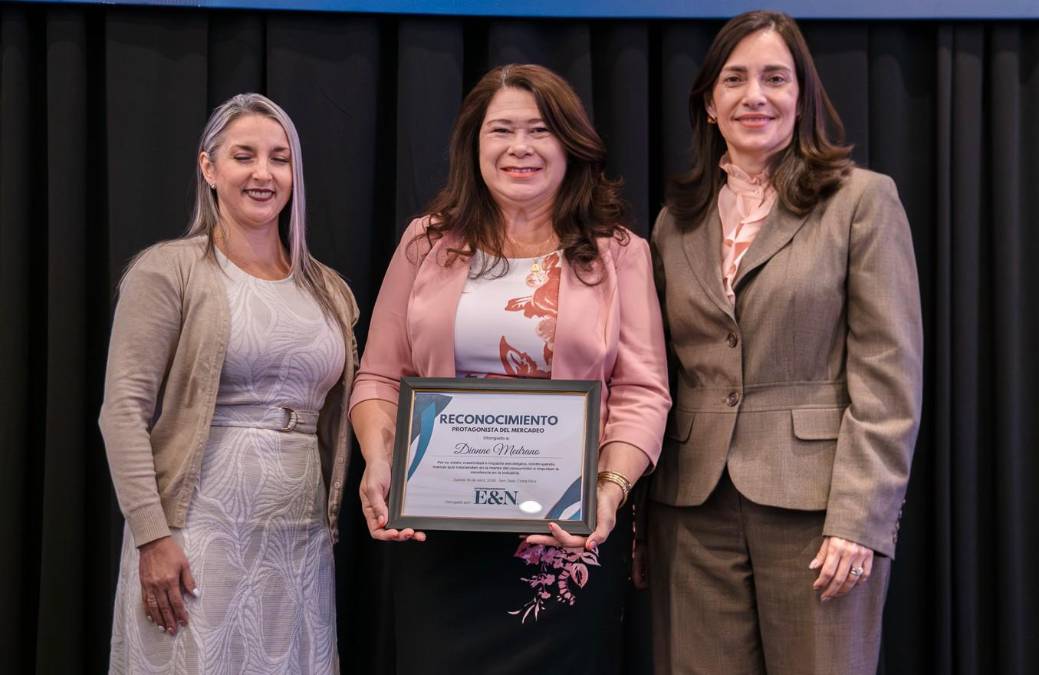 Dianne Medrano, CEO Centenario Internacional. Recibe representante. 