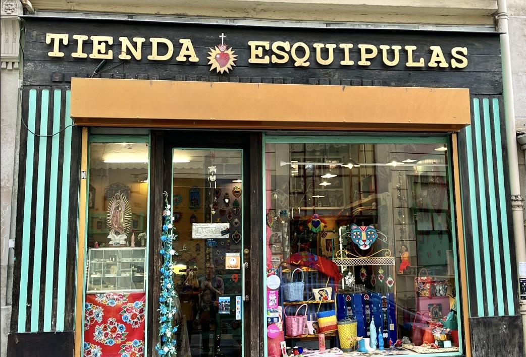 Colorida tienda guatemalteca brilla en las calles de París