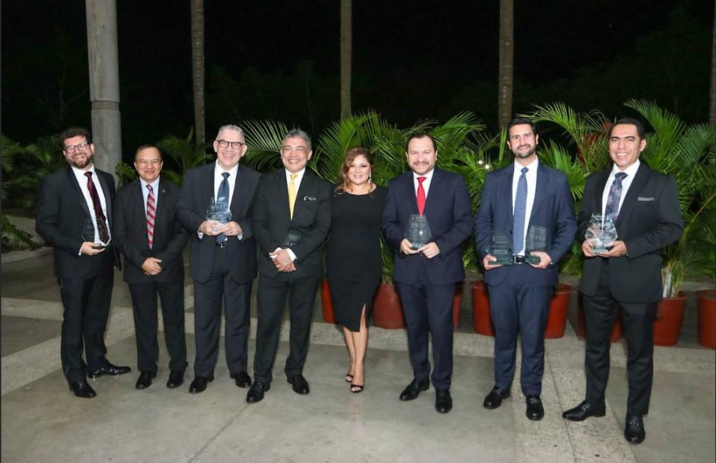 <i>En el marco de la premiación también se otorgó un reconocimiento especial a tres empresas que se han destacado por su labor. Seguros G&amp;T Guatemala y la Asociación Cibao de Ahorros y Préstamos (ACAP) recibieron el Awards of Happiness® Cultura, y Startek Honduras el Awards of Happiness® Diversidad e inclusión.</i>