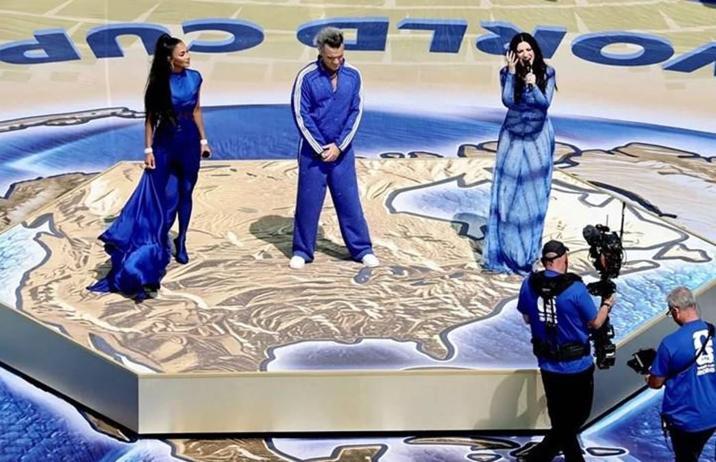 Los artistas (desde la izquierda, en el centro) —la cantante estadounidense Nicole Scherzinger, el cantante británico Robbie Williams y la cantante italiana Laura Pausini— actúan durante la ceremonia de clausura de la Copa Mundial de la FIFA. 2026. EFE/EPA/Ronald Wittek
