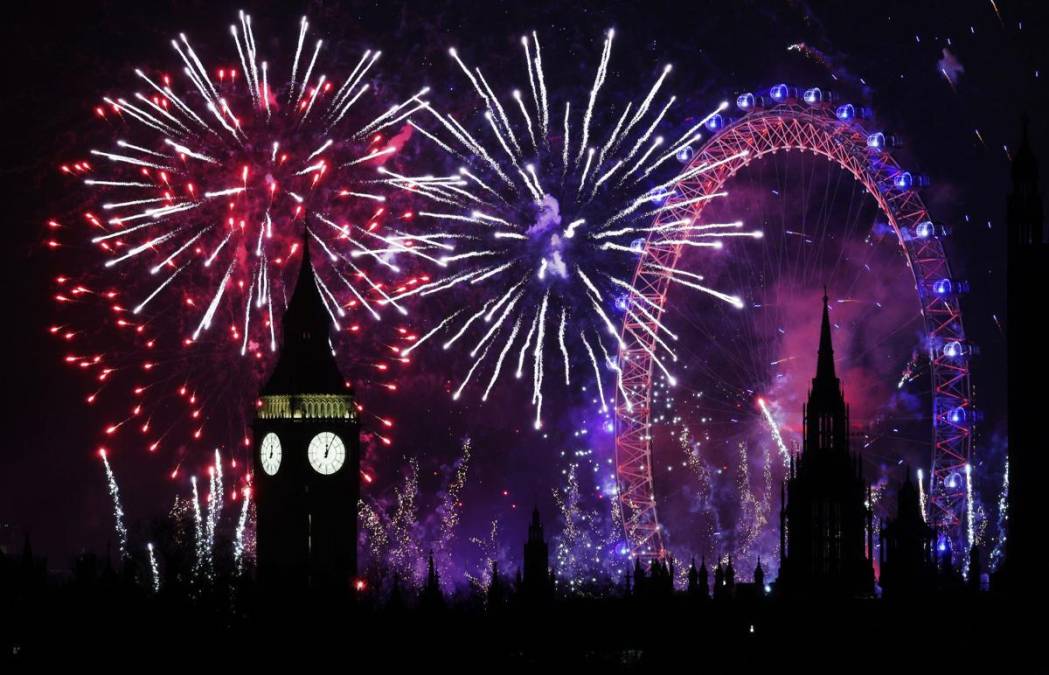 <i>Londres (Reino Unido), 01/01/2025.- Un espectáculo de fuegos artificiales estalla sobre Londres durante las celebraciones de Año Nuevo en Londres, Gran Bretaña, el 01 de enero de 2025. El espectáculo de fuegos artificiales de Nochevieja de Londres se llevó a cabo a pesar de que las celebraciones de Año Nuevo se cancelaron en Edimburgo y Blackpool debido a los fuertes vientos. (Reino Unido, Edimburgo, Londres) EFE/EPA/ANDY RAIN</i>