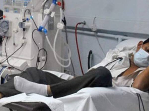 Un promedio de 30 pacientes de Diálisis Peritoneal Continúa Ambulatoria (DPCA) del Instituto Salvadoreño del Seguro Social (ISSS) se concentraron en el Policlínico Arce de San Salvador con el objetivo de solicitar al director Ricardo Cea, una reunión de urgencia. (Foto:elblog.com)