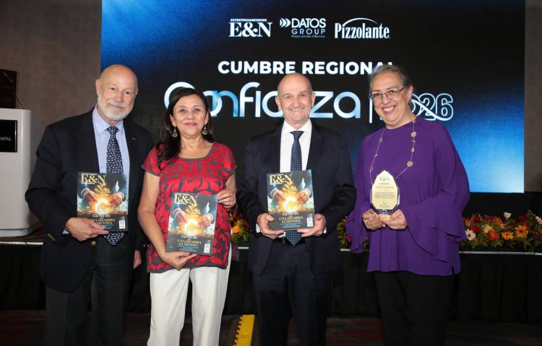 Estrategia &amp; Negocios otorga un reconocimiento a PIZZOLANTE en conmemoración de sus 50 años de trayectoria, por su liderazgo y aporte al desarrollo de la estrategia y comunicación empresarial en Iberoamérica, construyendo Confianza a lo largo de cinco décadas. Recibe reconocimiento Italo Pizzolante, fundador de PIZZOLANTE. En la foto Velia Jaramillo, editora E&amp;N; Luis Maturén, CEO DATOS Group y Karla Moscoso, PIZZOLANTE.