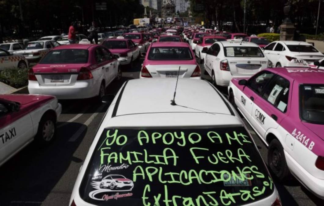 Taxistas mexicanos bloquean calles de la CDMX contra apps de transporte