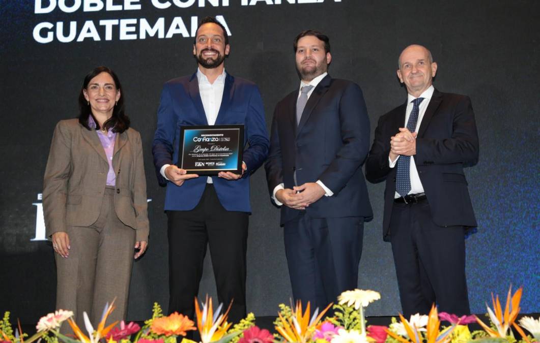 Grupo Distelsa, Doble Confianza Guatemala. Recibe reconocimiento José Andrés Ruiz Ordoñez, Director de Recursos Humanos