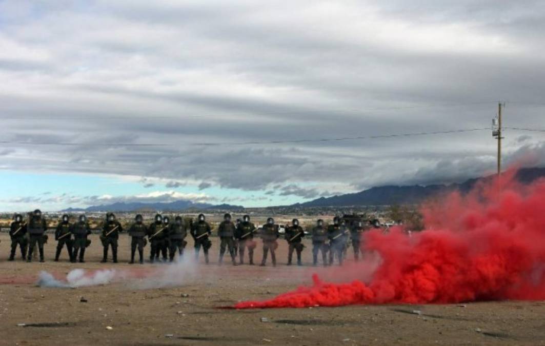 Patrulla fronteriza hace simulacros con bombas de humo y balas de goma