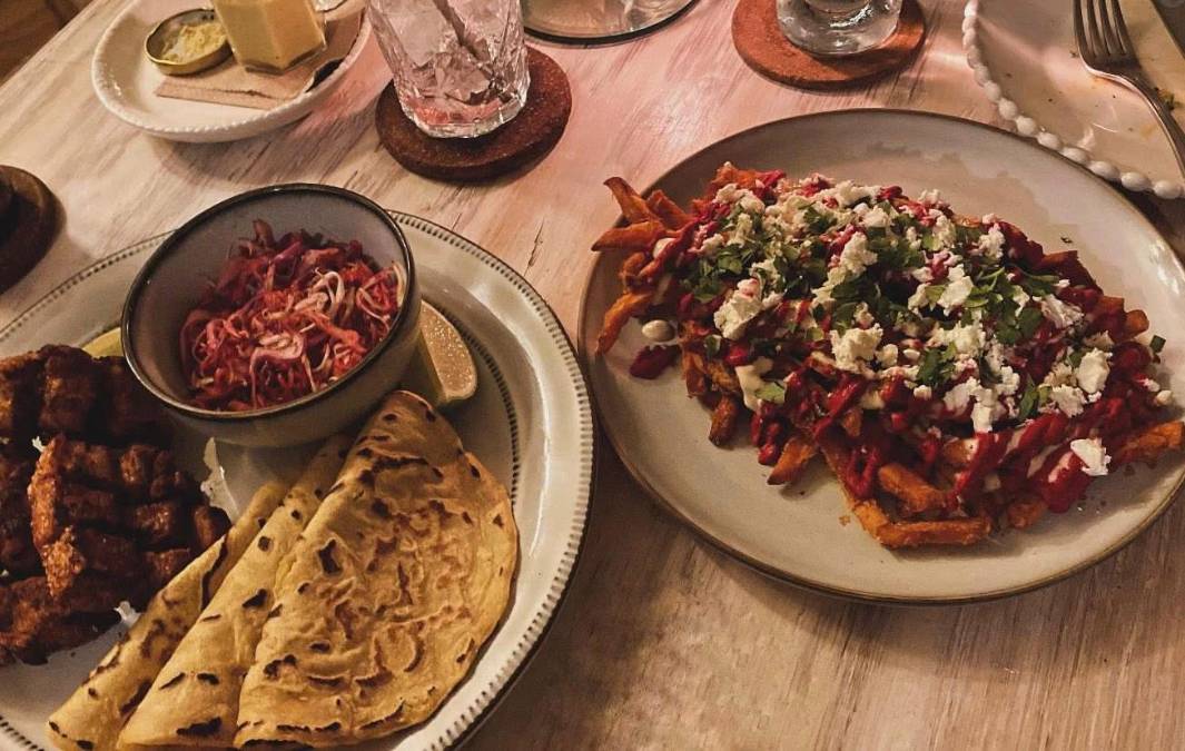 Fusionó la cocina familiar hondureña, los sabores de la isla y sus experiencias para crear un menú que define como “el viaje de mi vida".