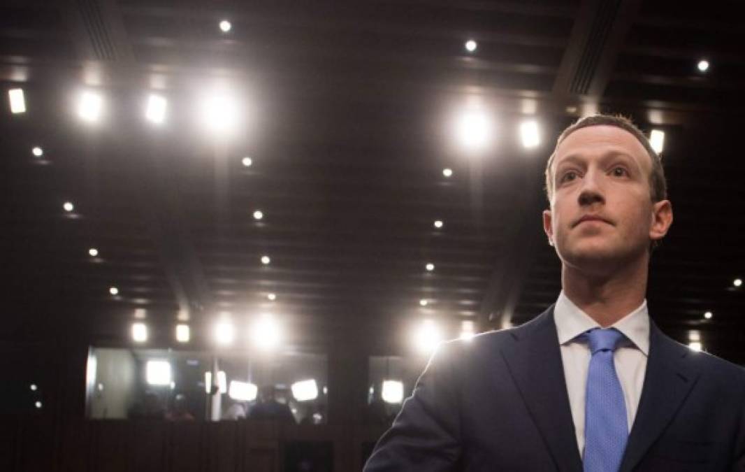 CEO de Facebook duramente cuestionado por uso de información personal