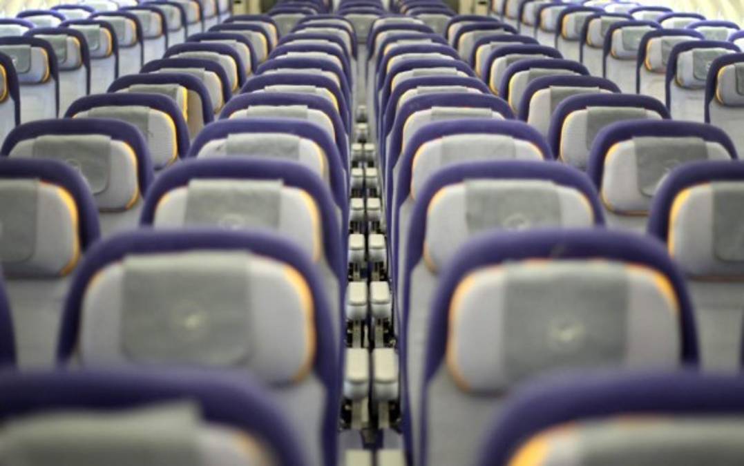 Los cierres de los aeropuertos en Centroamérica y la región han provocado un ambiente de incertidumbre entre las aerolíneas. Para Gonzalo Yelpo, director legal de la Asociación Latinoamericana y del Caribe de Transporte Aéreo (ALTA), la velocidad con la que se abren las fronteras es a la 'velocidad de un caracol y con paso acrangejado, porque va de lado', indicaba. FOTO Daniel ROLAND / AFP