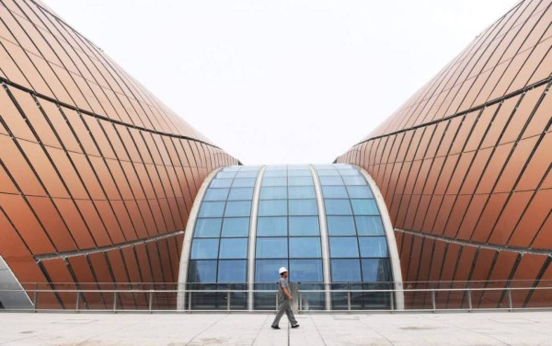 La nueva termina se ubica 50 kilómetros al sur del centro de Beijing, se trata del aeropuerto internacional de Daxing (PKX) y destaca por su diseño vanguardista.