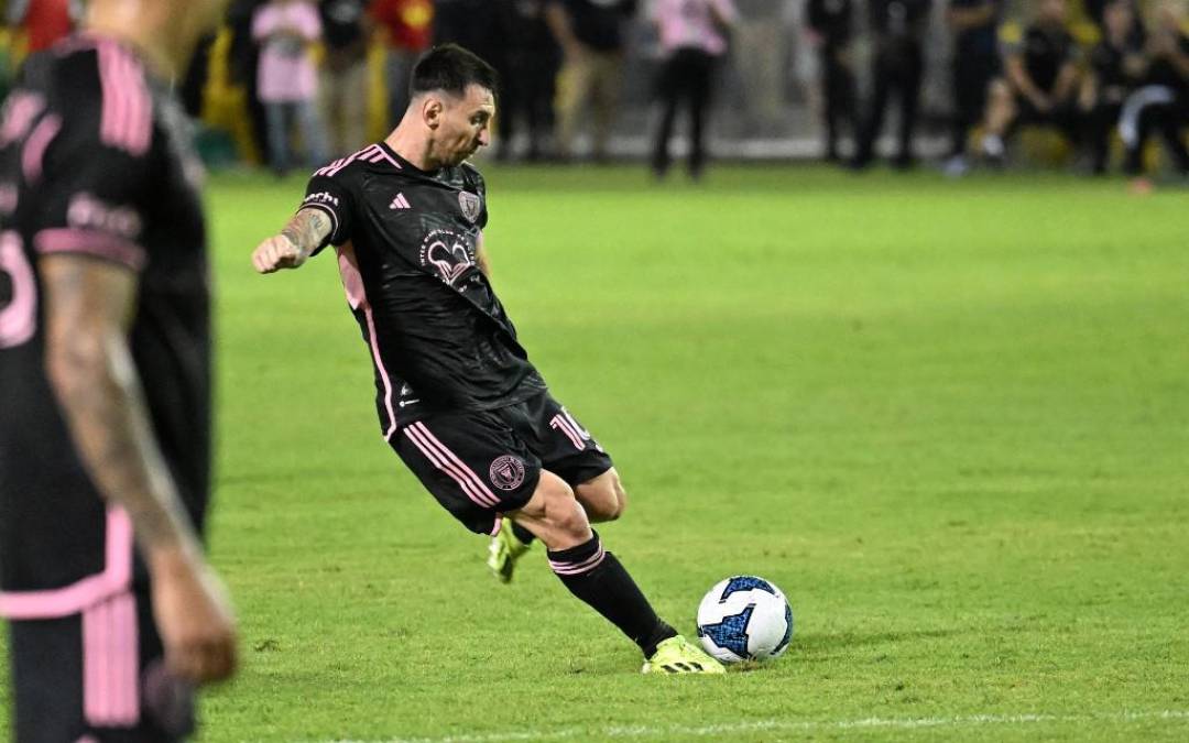 <i>El delantero argentino #10 del Inter Miami Lionel Messi patea el balón durante el partido amistoso de fútbol entre la selección salvadoreña y el Inter Miami estadounidense en el estadio Cuscatlán, en San Salvador, El Salvador, el 19 de enero de 2024. El final fue 0-0 (Foto de Marvin RECINOS / AFP)</i>