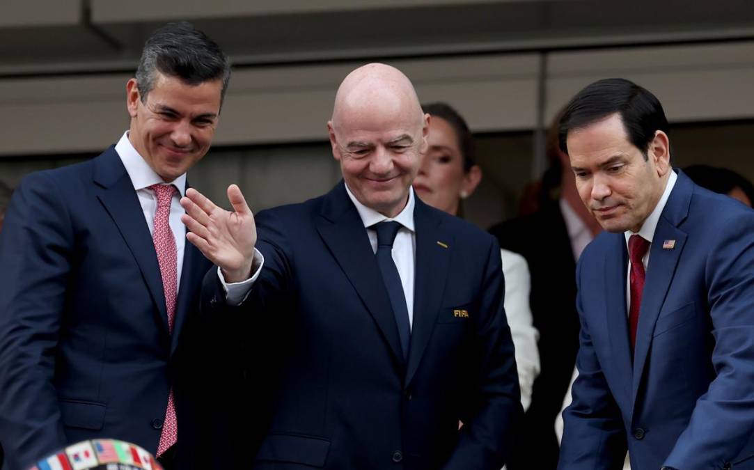 (De izquierda a derecha) El presidente de Paraguay, Santiago Peña, el presidente de la FIFA, Gianni Infantino, y el secretario de Estado de Estados Unidos, Marco Rubio, antes del partido de la fase de grupos de la Copa Mundial de la FIFA 2026 entre Estados Unidos y Paraguay, en Los Ángeles, California, Estados Unidos, el 12 de junio de 2026. EFE/EPA/CHRIS TORRES