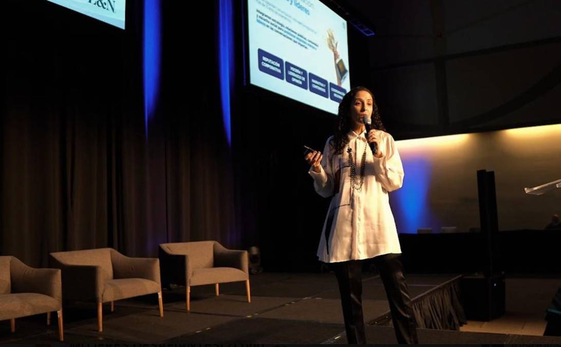 En el marco del evento, Cecilia Córdoba, socia directora de Upgrade Comunicación, contó sobre el estudio desarrollado para E&amp;N acerca de los principales temas y quiénes son las mujeres que impulsan la conversación digital en Centroamérica y República Dominicana, respecto a empresas, inversión, innovación y el ámbito de los negocios.