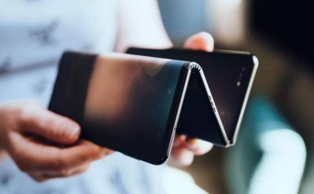 TCL presenta dos nuevos prototipos de teléfonos plegables