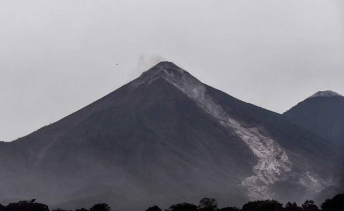 El Volcán de Fuego tiene de 3.763 metros de altura y está situado a 35 km al suroeste de la capital. Foto PNC de Guatemala.