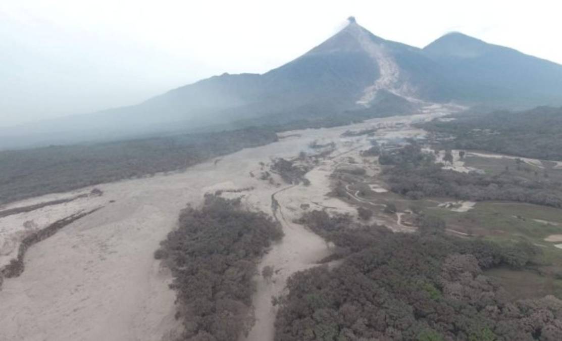 Además del Volcán de Fuego, cerca de Ciudad de Guatemala también están activos los volcanes Santiaguito (oeste) y Pacaya (20 km al sur de la capital).