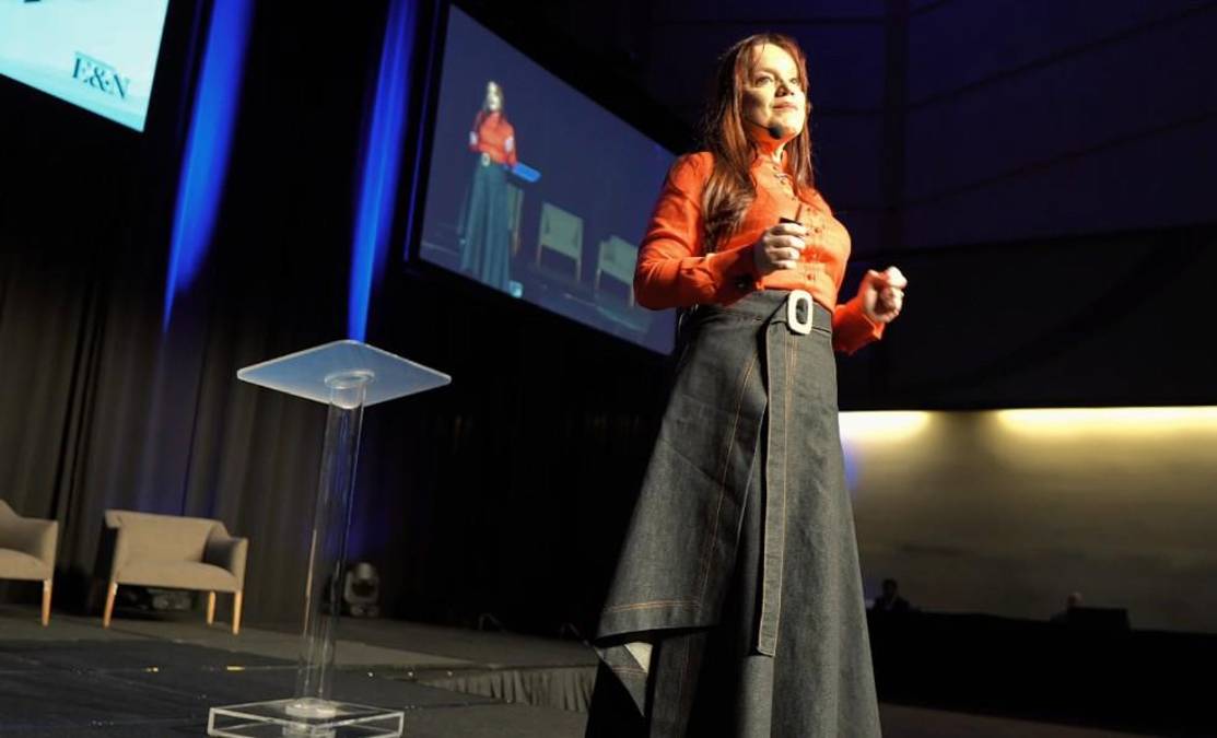 Silvia Chaves Herra, directora de Experiencia de Marca, Relaciones Corporativas y Sostenibilidad del Banco Nacional (Costa Rica), nos ha explicado por qué ‘Cuando una mujer avanza, Costa Rica avanza’ y es que “entre todas tenemos que abrirnos esas oportunidades. El desafío no siempre está fuera, sino que llega desde dentro: ocho de cada diez mujeres se cuestionan si pueden o no pueden hacerlo.