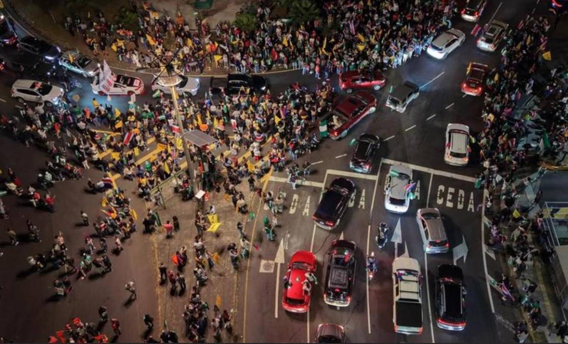 <i> Tras conocerse los primeros resultados, miles de seguidores de LauraFernández se reunieron en los lugares emblemáticos para celebrar su ventaja en el escrutinio. Imagen: Alonso Tenorio/La Nacion/ picture alliance</i>