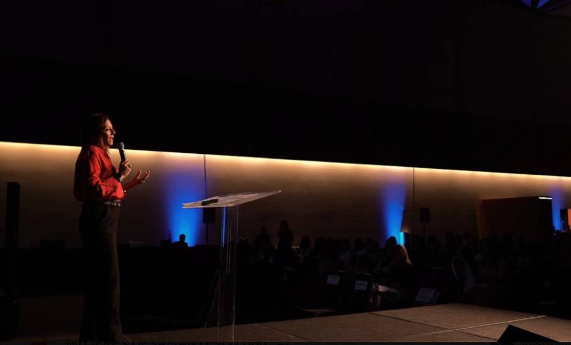 Gabriela Roca, directora de Asuntos Corporativos y Sostenibilidad de Grupo AG (Guatemala), líder en la producción de acero, ha inspirado al auditorio con su charla ‘¿Y por qué no?’ contando varias experiencias personales que la han llevado a donde hoy está. “Atrévanse, nunca se detengan”.