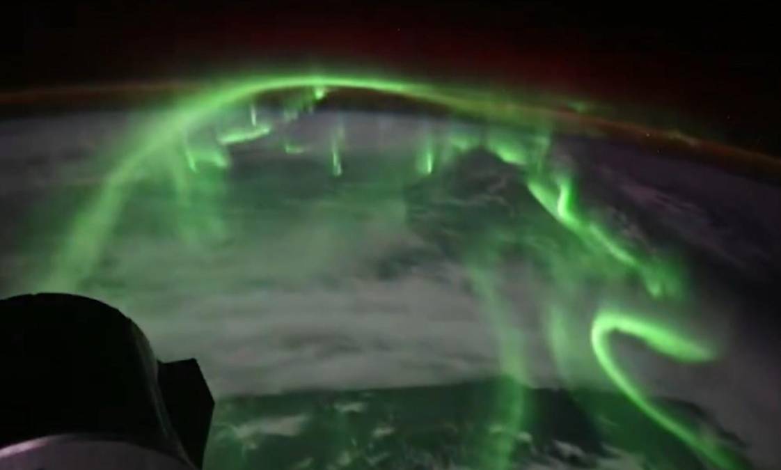 Meir, integrante de la misión Crew-12 de SpaceX, acompañó la publicación de varias fotografías y un vídeo en el que se observa nítidamente la aurora, que tiñe de verde la atmósfera terrestre y serpentea de forma similar a como hace un río.