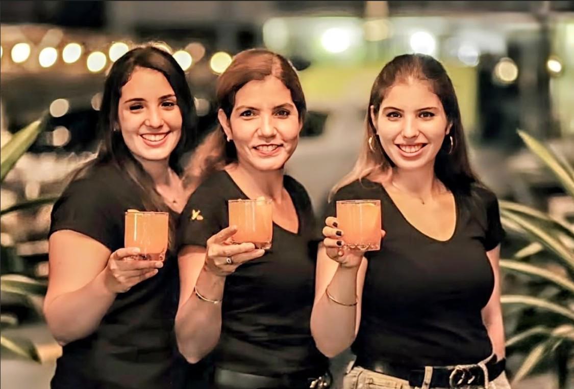 <i>“Comprender que existen roles distintos, evitar decisiones impulsivas y separar emociones personales de decisiones empresariales”, es la clave, según Aida Michelle Ureña de Maduro. En la foto, junto a sus hijas Ana Cecilia y Aida Gabriela. (Foto: Cortesía)</i>