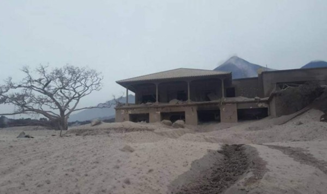 Los huéspedes y el personal de La Reunión fueron evacuados cuando ya el coloso estaba en erupción. La oportuna evacuación evitó víctimas. Foto tomada de internet.