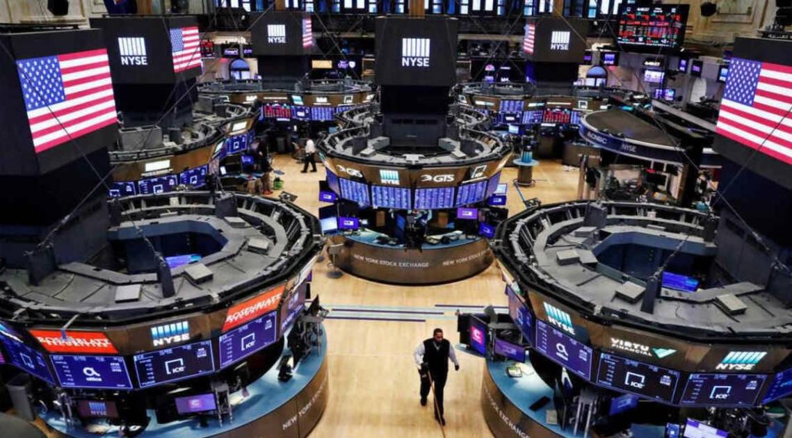 Wall Street cierra con índices dispersos una volátil semana