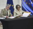 <i>El acuerdo, denominado 'Alianzas con el sector privado UE-Honduras para inversiones sostenibles', fue firmado por la canciller hondureña, Mireya Agüero, y el embajador de la UE en Tegucigalpa, Gonzalo Fournier. Foto de cortesía</i>