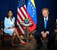 <i>Fotografía difundida en la cuenta oficial de Telegram Prensa Presidencial de Venezuela en la que muestra a la presidenta interina de Venezuela, Delcy Rodríguez (i), posa junto al presidente de Estados Unidos, Donald Trump, este martes, en Nueva York (Estados Unidos). EFE/ Prensa Presidencial de Venezuela</i>