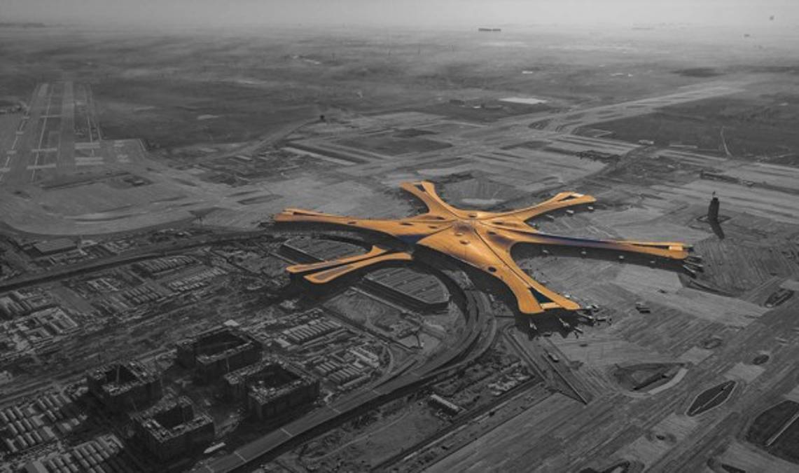 En este país donde todo es a lo grande, el aeropuerto de Daxing servirá a 72 millones de pasajeros al año hasta 2025. A partir de esa fecha, cuando estén operativas todas sus pistas y por él pasen más de 100 de millones de personas anualmente.