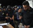 <i>Agentes de la Policía Nacional Civil (PNC) son capturados el 23 de octubre de 2026 luego de ser acusados de colocar un arma de fuego a los hermanos Choc Toz para vincularlos en el asesinato del abogado Juan Francisco Solórzano Foppa. (Foto: EFE/ Alex Cruz)</i>