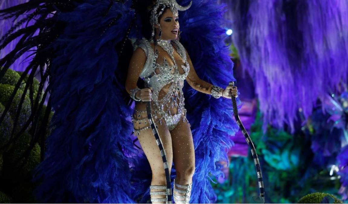 El Carnaval de Río de Janeiro, un espectáculo inolvidable de color y pasión. Los orígenes del Carnaval de Río se remontan al siglo XIX, cuando surgieron las primeras sociedades de carnaval y los desfiles organizados. Comenzó como bailes de máscaras de estilo europeo y se convirtió rápidamente en una celebración brasileña única. (Foto: EFE).