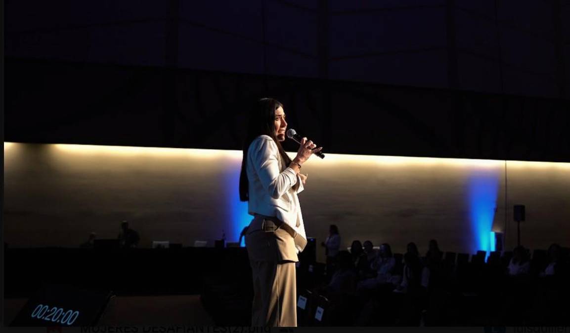 La guatemalteca Andrea Cardona, primera mujer centroamericana en alcanzar la cumbre del Monte Everest y primera persona en Latinoamérica en completar el Explorers Grand Slam, compartió las claves mentales, emocionales y comunitarias para superar las metas más ambiciosas durante su conferencia "El poder de dar un paso más".