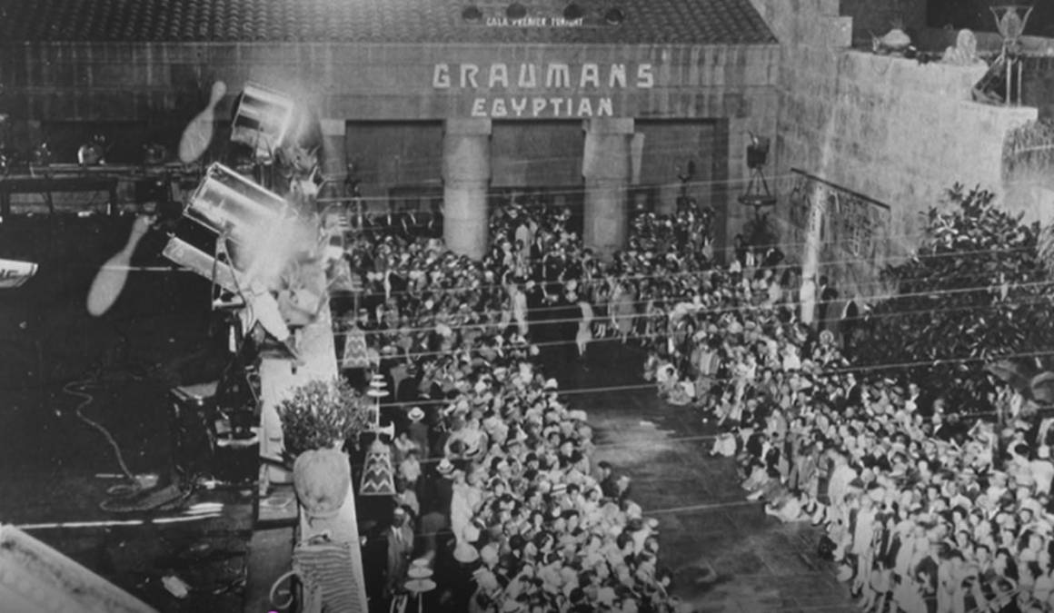 <i>El cine abrió sus puertas por primera vez en octubre de 1922, con el estreno mundial de "Robin Hood", de Douglas Fairbanks. Antes de ese evento, la creciente industria del entretenimiento estaba concentrada en el centro de Los Ángeles, a pocos kilómetros de distancia. (FOTO NETFLIX / AFP)</i>
