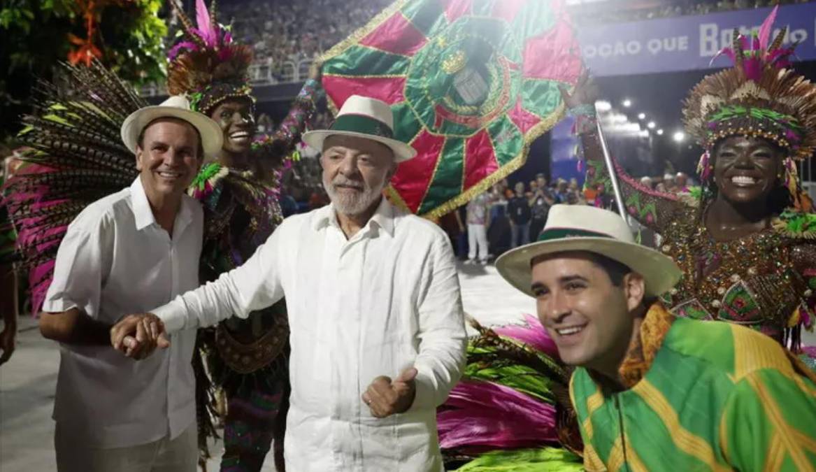 Es tradición que los presidentes de Brasil participen activamente de los carnavales que se celebran en el país, porque son parte de una idiosincrasia fuertemente afianzada en la sociedad, de modo transversal. (Foto: EFE)