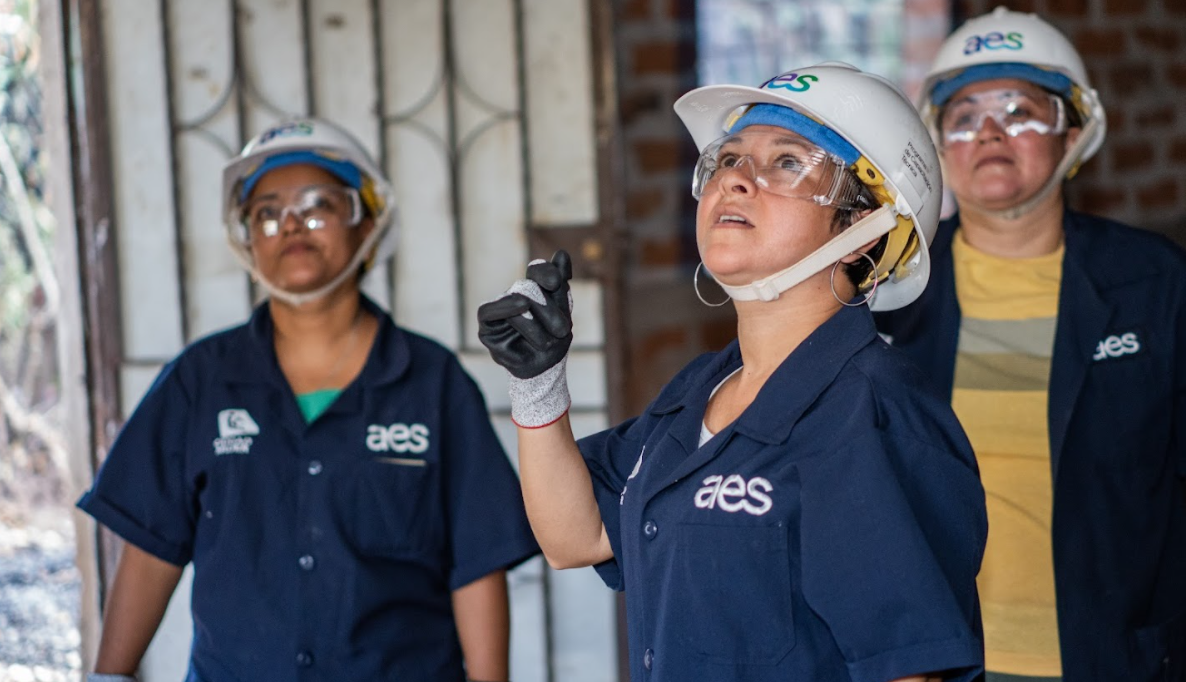 Salvadoreñas rompen esquemas y fundan empresa eléctrica