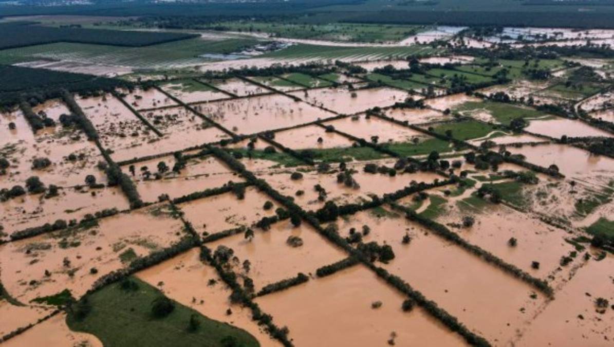 Delegados departamentales de la Conred han informado que se observa incremento en el oleaje en puerto San José, Escuintla; Ocós, San Marcos; Champerico, Retalhuleu; Monterrico, Santa Rosa, y costa Atlántica, Izabal. Vista aérea de Machaca en Puerto Barrios, Izabal. (Photo by Carlos ALONZO / AFP)